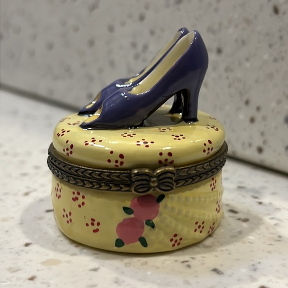 Hinged trinket box purple high heel shoe with embossed roses - Picture 6 of 10